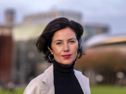 Wie is de partner van politica Gunay Uslu